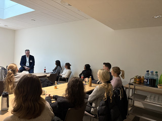 Studierende der Medical School Hamburg bei einer Fragerunde mit Christian Rilz, Geschäftsführer des Albertinen Krankenhauses Hamburg