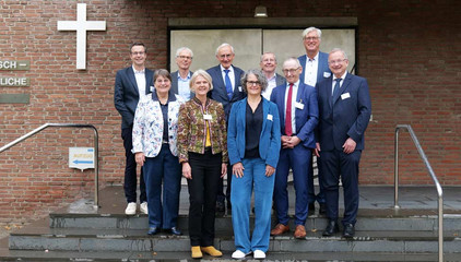 Mitarbeitende und Studienverantwortliche stehen mit Dr. Ulrike Dapp bei einem Gruppenfoto auf einer Treppe bei der Jubiläumsveranstaltung mit einem wissenschaftlichen Symposium und einer Dankesveranstaltung zum 25-jährige Bestehen der LUCAS Langzeit-Kohortenstudie im Hamburger Albertinen Haus und Kirche am Albertinen Krankenhaus.