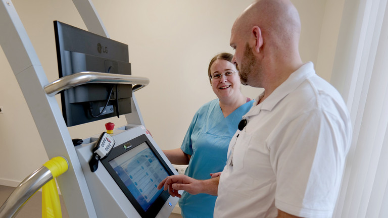 Gesprächssituation zwischen medizinischem Fachpersonal der Geriatrie, Geriatrische Institutsambulanz, Sturzcheck, Gericheck, Albertinen Zentrum für Altersmedizin, Hamburg
