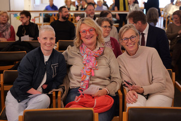 Mitarbeitende der Immanuel Albertinen Diakonie sitzen gut gelaunt in der Kirche des Albertinen Krankenhauses bei der Weihnachtsfeier Mitarbeitende der Immanuel Albertinen Diakonie sitzen gut gelaunt in der Kirche des Albertinen Krankenhauses bei der Weihnachtsfeier