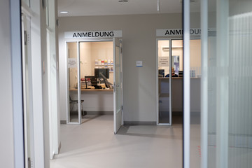 Blick durch einen Flur auf zwei mit „Anmeldung“ gekennzeichnete Empfangsbereiche der Zentralen Notaufnahme.