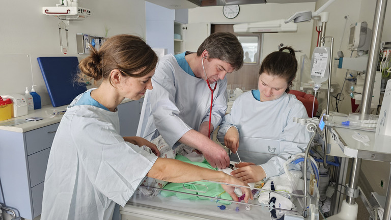 PD Dr. Blohm und Krankenpflegekräfte während der Untersuchung eines Neugeborenen auf der NIA im Albertinen Krankenhaus