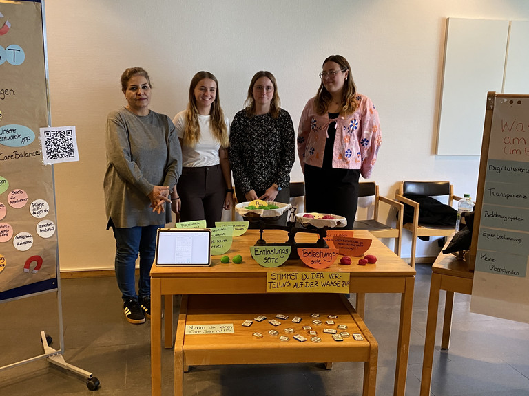 Auszubildende der Albertinen Schule stellen ein Projekt zu Belastungs- und Entlastungsfaktoren im Pflegeberuf während der Zukunftswerkstatt Pflege vor. Auszubildende der Albertinen Schule stellen ein Projekt zu Belastungs- und Entlastungsfaktoren im Pflegeberuf während der Zukunftswerkstatt Pflege vor.