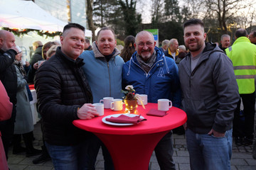 Mitarbeitende der Immanuel Albertinen Diakonie stehen gemeinsam am Stehtisch auf dem Weihnachtsmarkt Mitarbeitende der Immanuel Albertinen Diakonie stehen gemeinsam am Stehtisch auf dem Weihnachtsmarkt