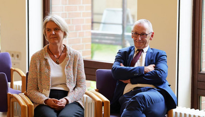 Studienleiterin Dr. Ulrike Dapp sitzt neben Geschäftsführer Ralf Zastrau bei der Jubiläumsveranstaltung mit Symposium und einer Dankesveranstaltung zum 25-jährige Bestehen der LUCAS Langzeit-Kohortenstudie im Hamburger Albertinen Haus und Kirche am Albertinen Krankenhaus.
