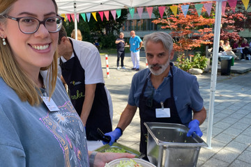 Eine Mitarbeiterin erhält bei „Let’s have lunch“ ihre Kumpir an der Essensausgabe des Albertinen Krankenhauses.
