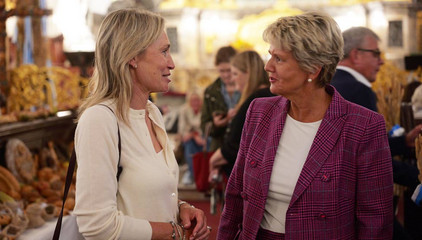 Dr. Sabine Pfeifer, Geschäftsführerin Albertinen-Stiftung, unterhält sich mit einer Besucherin beim 10. Herzbrücke-Benefizkonzert im Hamburger „Michel“ der Albertinen-Stiftung.