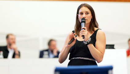 Oberärztin Dr. Linda Havlik hält einen Vortrag mit einem Mikrofon beim 1. Norderstedter Gelenktag für Betroffene und Interessierte zum Thema Arthrose im Rathaus Norderstedt. 