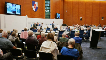 Zahlreiche Zuhörende im Großen Sitzungssaal beim 3. Norderstedter Herz- und Gefäßtag im Rathaus Norderstedt.