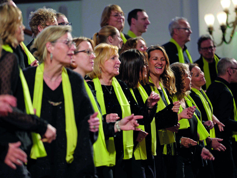 Pressefoto 2025-10-24: „Walk upright“ – Albertinen Mitarbeitenden-Gospelchor in Concert am 2. November  Mitarbeitende des Albertinen Gospelchors in festlich-bunten Gewändern beim Singen von Gospelliedern in der Kirche am Albertinen Krankenhaus in Hamburg-Schnelsen