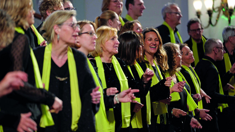 Pressefoto 2025-10-24: „Walk upright“ – Albertinen Mitarbeitenden-Gospelchor in Concert am 2. November  Mitarbeitende des Albertinen Gospelchors in festlich-bunten Gewändern beim Singen von Gospelliedern in der Kirche am Albertinen Krankenhaus in Hamburg-Schnelsen