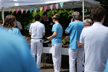 Pflegekräfte und Mitarbeitende des Albertinen Krankenhauses holen sich Mittagessen beim Team-Event „Let’s have lunch“ – gemeinschaftliche Pause als Zeichen der Anerkennung im Klinikalltag.