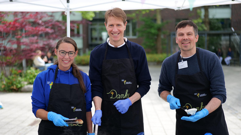 Mitarbeitende des Albertinen Krankenhauses genießen beim Event „Let’s have lunch“ eine gemeinsame Mittagspause mit Grillbuffet – gelebte Wertschätzung, Teamgeist und Mitarbeiterbindung im Klinikalltag.