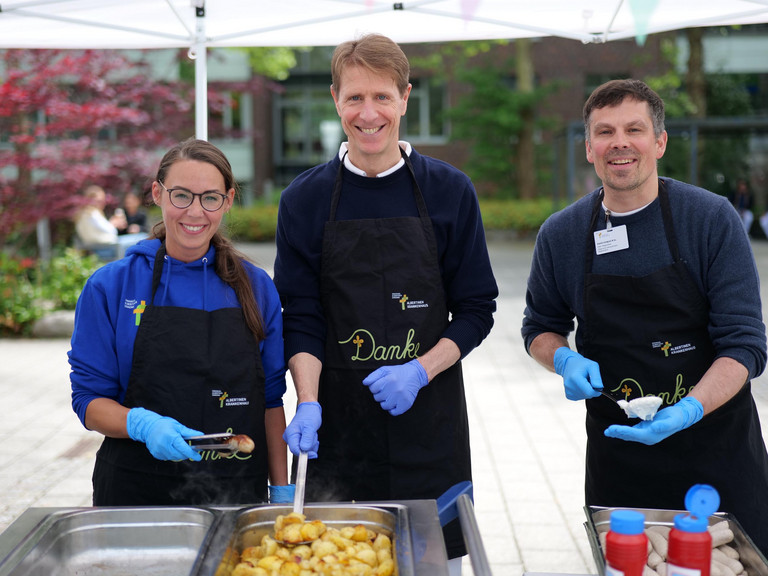 Mitarbeitende des Albertinen Krankenhauses genießen beim Event „Let’s have lunch“ eine gemeinsame Mittagspause mit Grillbuffet – gelebte Wertschätzung, Teamgeist und Mitarbeiterbindung im Klinikalltag. Mitarbeitende des Albertinen Krankenhauses genießen beim Event „Let’s have lunch“ eine gemeinsame Mittagspause mit Grillbuffet – gelebte Wertschätzung, Teamgeist und Mitarbeiterbindung im Klinikalltag.