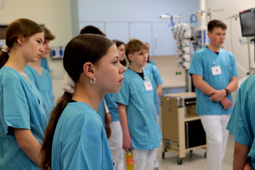 Schülerinnen und Schüler beim Rundgang durch das Albertinen Krankenhaus beim Girls' und Boys'Day 2025
