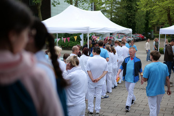 Mitarbeitende des Albertinen Krankenhauses treffen sich beim Sommerfest „Let’s have lunch“ – gemeinsames Essen und Austausch stärken Kollegialität und Mitarbeiterbindung.