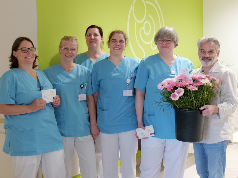 Hebammenteam des Albertinen Krankenhauses in Hamburg-Schnelsen zum Internationalen Hebammentag mit Blumenstrauß und Dankeskarten