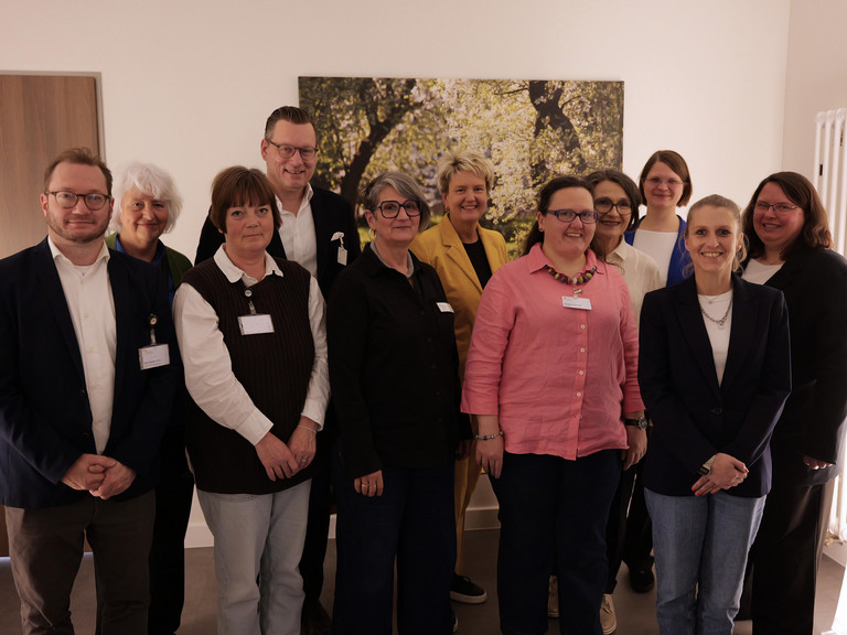 Gruppenfoto bei der Einweihung des neuen Abschiedsraums im Albertinen Krankenhaus in Hamburg: Mitarbeitende und Verantwortliche aus Pflege, Seelsorge und Klinikleitung stehen gemeinsam im neu gestalteten Raum.