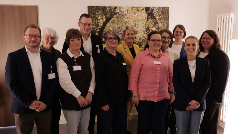 Gruppenfoto bei der Einweihung des neuen Abschiedsraums im Albertinen Krankenhaus in Hamburg: Mitarbeitende und Verantwortliche aus Pflege, Seelsorge und Klinikleitung stehen gemeinsam im neu gestalteten Raum.