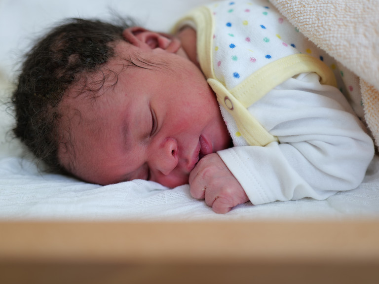 Neugeborenes Baby Emerick im Albertinen Geburtszentrum in Hamburg, geboren am Dreikönigstag