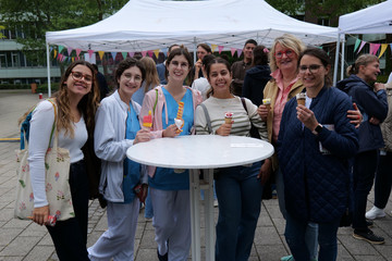 Auszubildende und Mitarbeitende des Albertinen Krankenhauses beim gemeinsamen Eisessen während „Let’s have lunch“ – gelebte Wertschätzung und starkes Gemeinschaftsgefühl im Klinikteam.