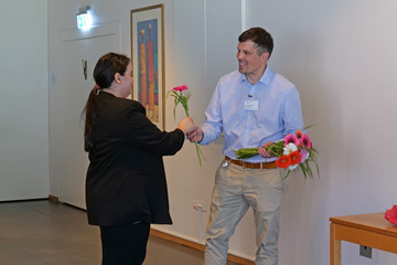 Daniel Centgraf gratuliert einer Absolventin der Krankenpflegehilfe-Ausbildung bei der Abschlussfeier im Albertinen Krankenhaus.