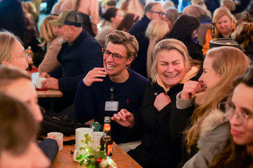 Fröhliche Mitarbeitende der Immanuel Albertinen Diakonie lachen und unterhalten sich auf dem Weihnachtsmarkt Fröhliche Mitarbeitende der Immanuel Albertinen Diakonie lachen und unterhalten sich auf dem Weihnachtsmarkt