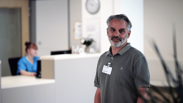 Foto von Alberto Da Silva Correia auf Station, Pflegedirektor im Albertinen Krankenhaus und Albertinen Haus in Hamburg-Schnelsen