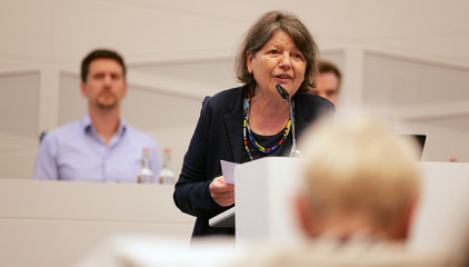 Christine Schmid spricht am Rednerpult für den Seniorenbeirat im Großen Sitzungssaal beim 3. Norderstedter Herz- und Gefäßtag im Rathaus Norderstedt.