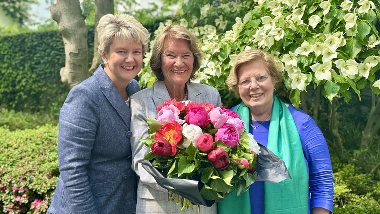 Spendenübergabe 8. Benefizkonzert Herzbrücke mit Dr. Sabine Pfeifer, Bärbel Münster, Dr. Ursula Scheder-Bieschin (v.l.), Hauptkirche Michel, Spenden und Helfen, Albertinen Krankenhaus, Herz- und Gefäßchirurgie, Hamburg-Schnelsen Spendenübergabe 8. Benefizkonzert Herzbrücke mit Dr. Sabine Pfeifer, Bärbel Münster und Dr. Ursula Scheder-Bieschin (v.l.)