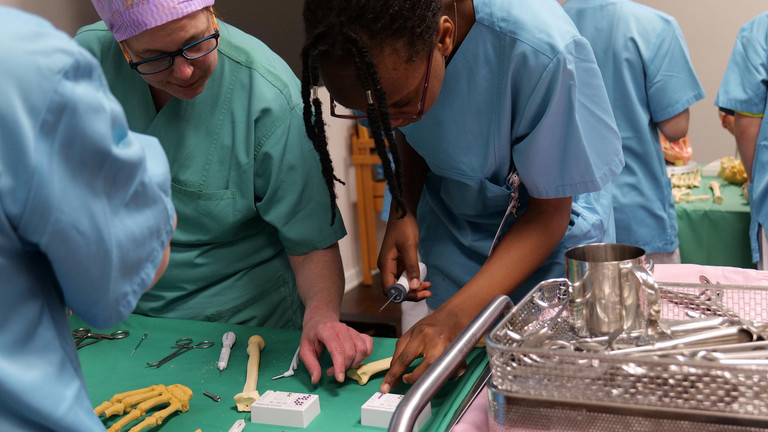Jugendliche üben im OP-Workshop des Albertinen Krankenhauses das Arbeiten mit orthopädischen Implantaten und chirurgischen Instrumenten.