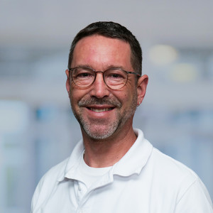 Portraitfoto von Peter Henkelmann-Soldi, Oberarzt der Klinik für Geriatrie und Albertinen Zentrum für Altersmedizin in Hamburg