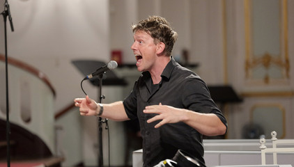 Der Leiter des Gospelchors singt und dirigiert im Kirchensaal beim 10. Herzbrücke-Benefizkonzert im Hamburger „Michel“ der Albertinen-Stiftung.