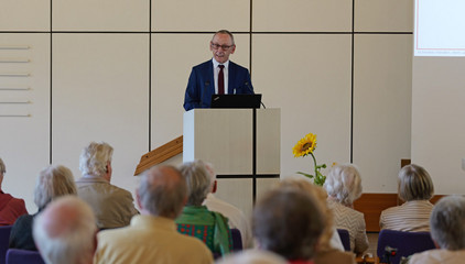 Ralf Zastrau hält eine Rede an einem Rednerpult bei der Jubiläumsveranstaltung mit Symposium und einer Dankesveranstaltung zum 25-jährige Bestehen der LUCAS Langzeit-Kohortenstudie im Hamburger Albertinen Haus und Kirche am Albertinen Krankenhaus..