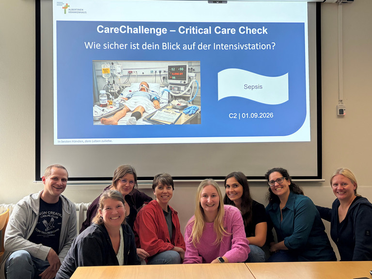 Teilnehmende der CareChallenge im Albertinen Krankenhaus vor einer Präsentation zum Thema Sepsis und Patientensicherheit auf der Intensivstation. Teilnehmende der CareChallenge im Albertinen Krankenhaus vor einer Präsentation zum Thema Sepsis und Patientensicherheit auf der Intensivstation.
