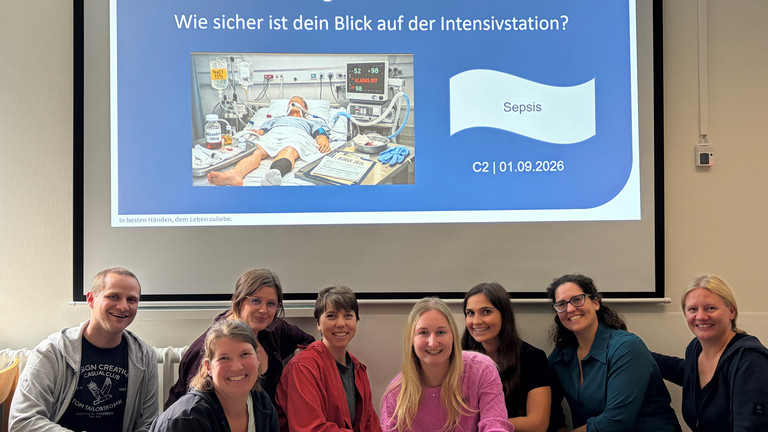 Teilnehmende der CareChallenge im Albertinen Krankenhaus vor einer Präsentation zum Thema Sepsis und Patientensicherheit auf der Intensivstation.