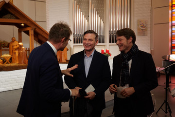 Austausch zwischen Vertretern der Konzerngeschäftsführung und der Seelsorge bei der Weihnachtsfeier der Immanuel Albertinen Diakonie in der Krankenhauskirche Austausch zwischen Vertretern der Konzerngeschäftsführung und der Seelsorge bei der Weihnachtsfeier der Immanuel Albertinen Diakonie in der Krankenhauskirche