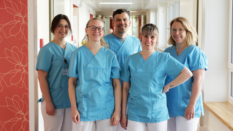 Das pflegerische Leitungsteam des Albertinen Zentrums für Altersmedizin steht in blauen Kasaks auf dem Flur der Klinik Das pflegerische Leitungsteam des Albertinen Zentrums für Altersmedizin steht in blauen Kasaks auf dem Flur der Klinik
