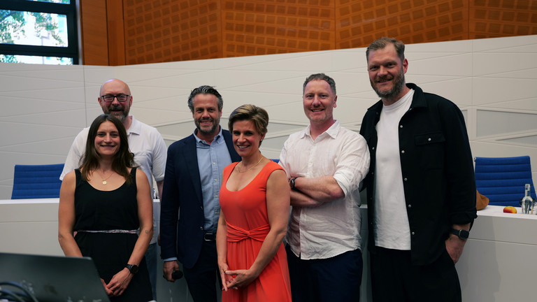 Oberärztin Dr. Linda Havlik, Oberarzt Malte Diederichs, Chefarzt Prof. Dr. Till Orla Klatte, Dr. Julia Reinke, René Skrotzki und Handball-Legende Johannes "Jogi" Bitter (v.l.) beim 1. Norderstedter Gelenktag für Betroffene und Interessierte zum Thema Arthrose im Rathaus Norderstedt.